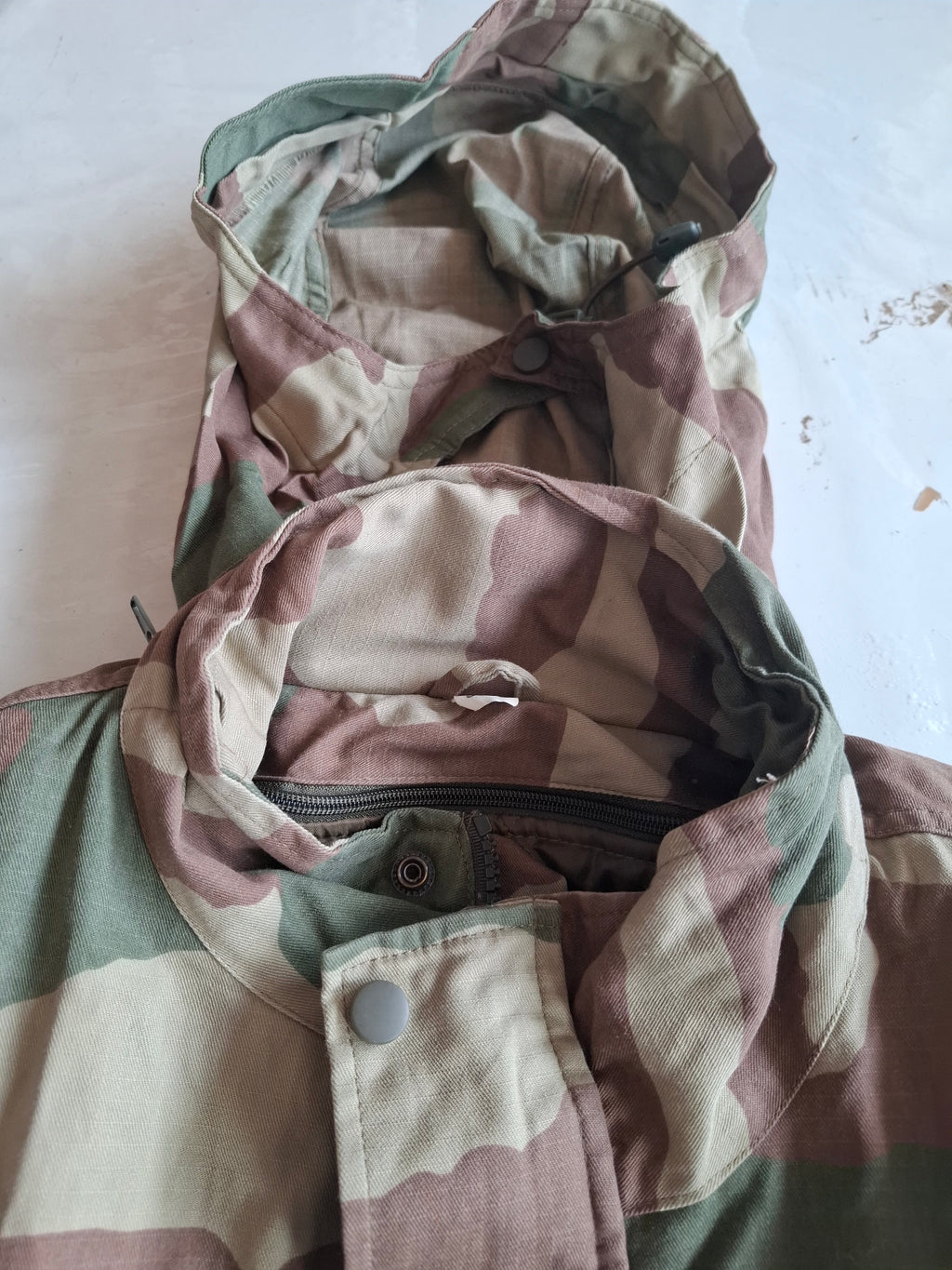 Parka camouflée avec doublure detachable. Occasion très bon état.