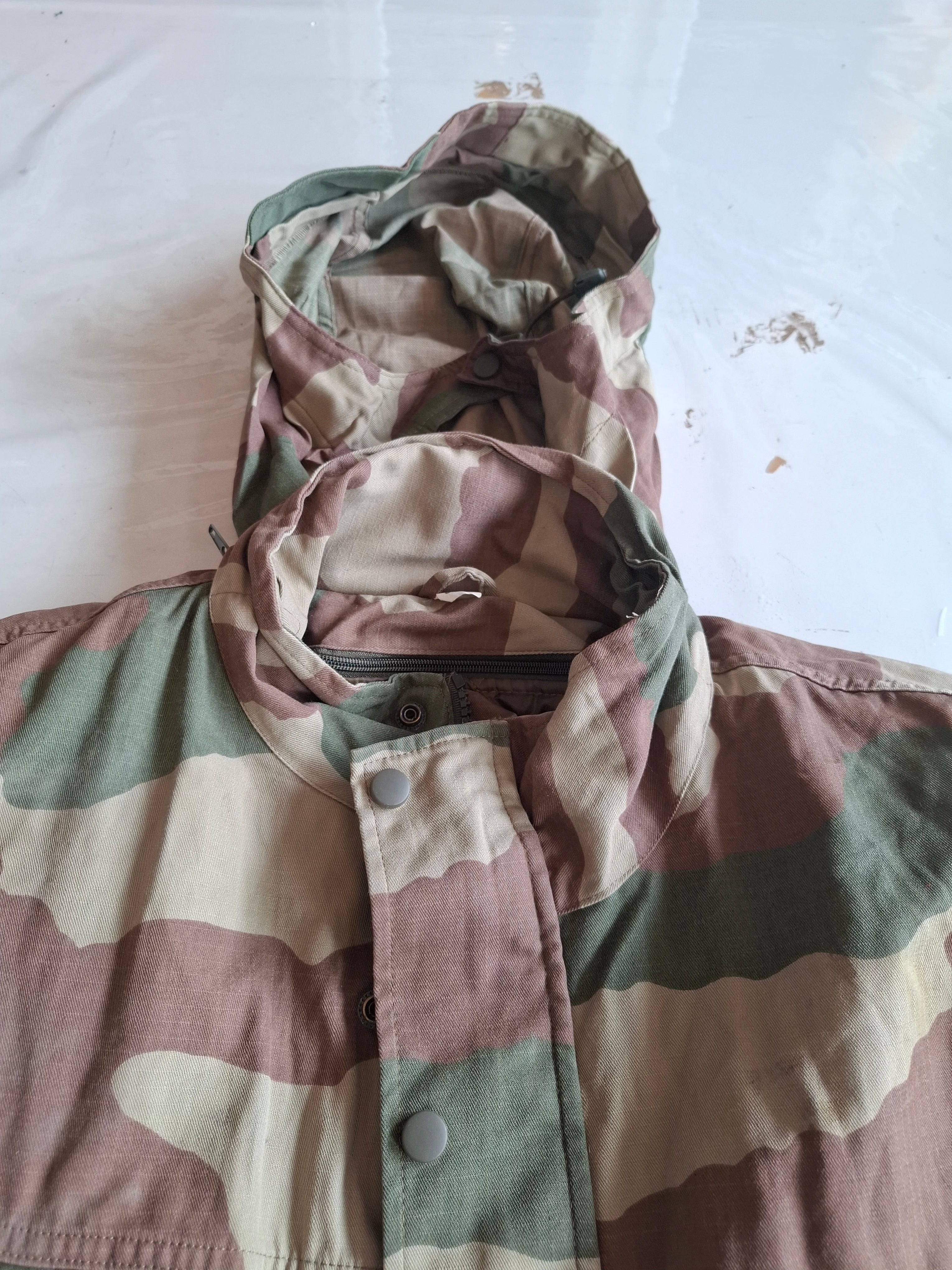 Parka camouflée avec doublure detachable. Occasion très bon état.
