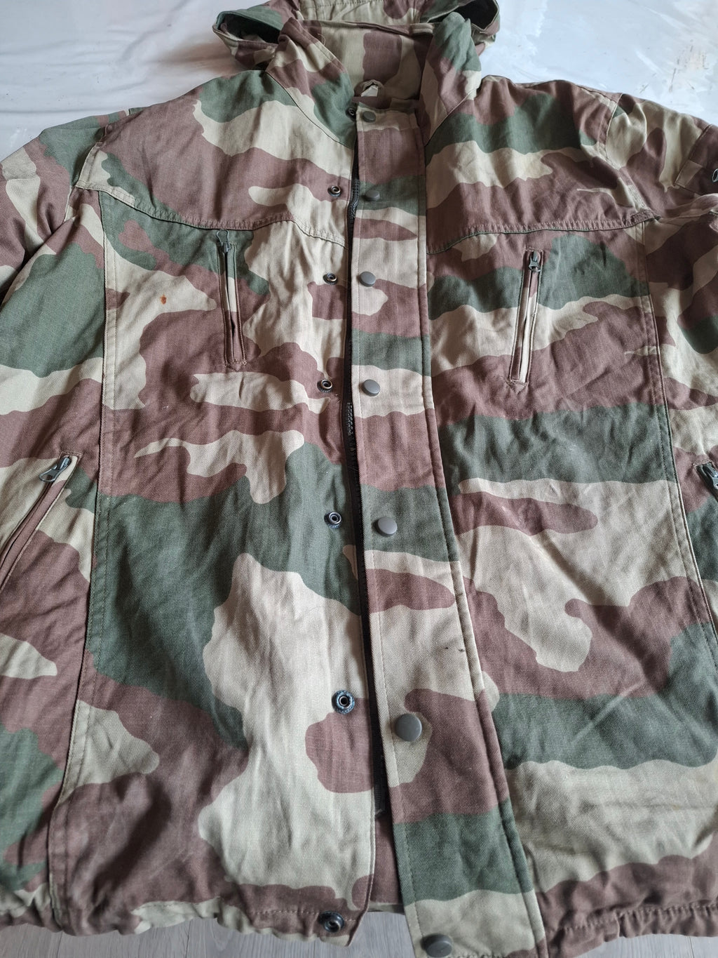 Parka camouflée avec doublure detachable. Occasion très bon état.