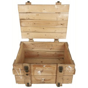 Boîte en bois poli, naturel, d'occasion, ferrures, dimensions 75 x 58 x 41 cm