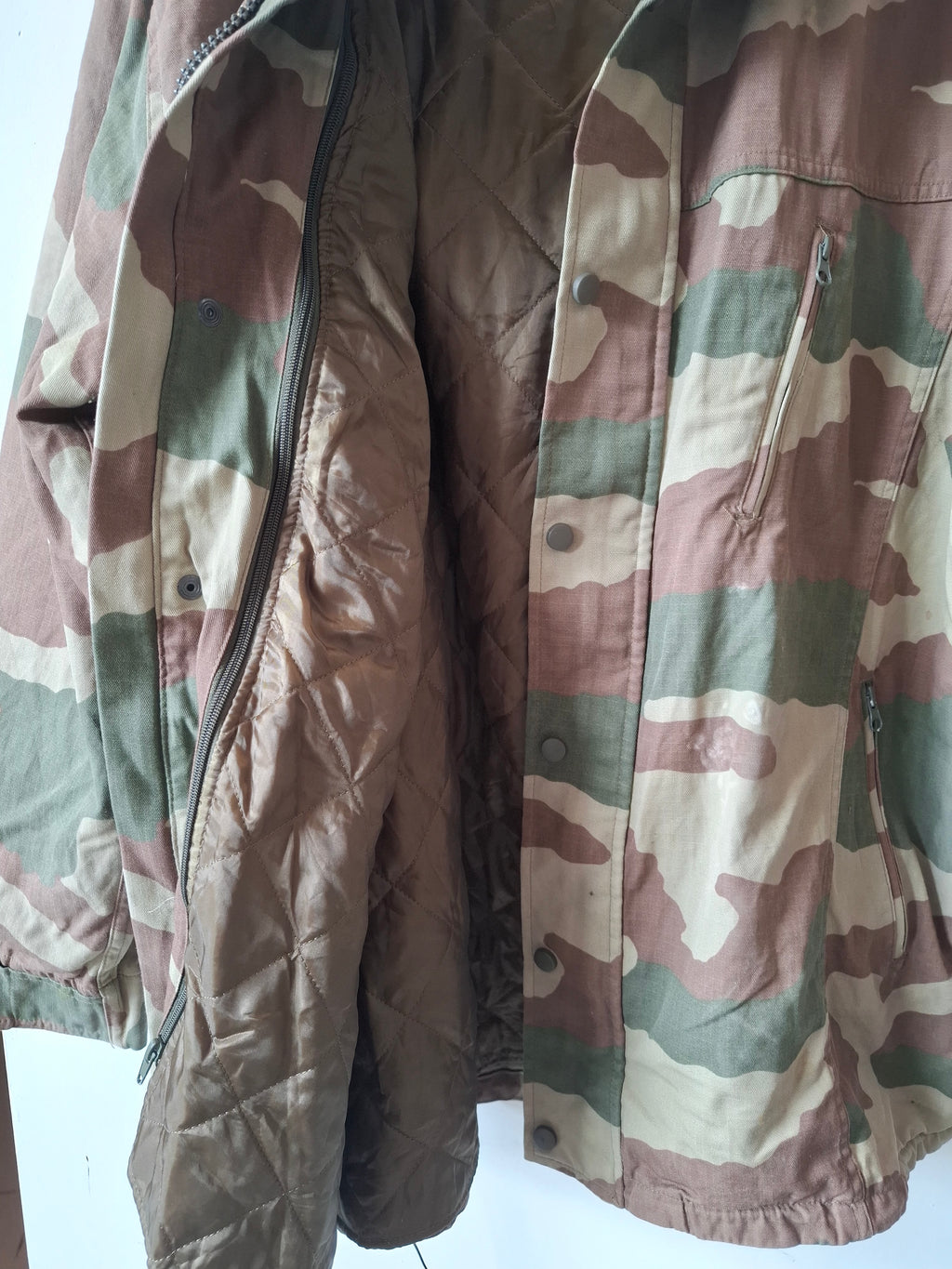 Parka camouflée avec doublure detachable. Occasion très bon état.