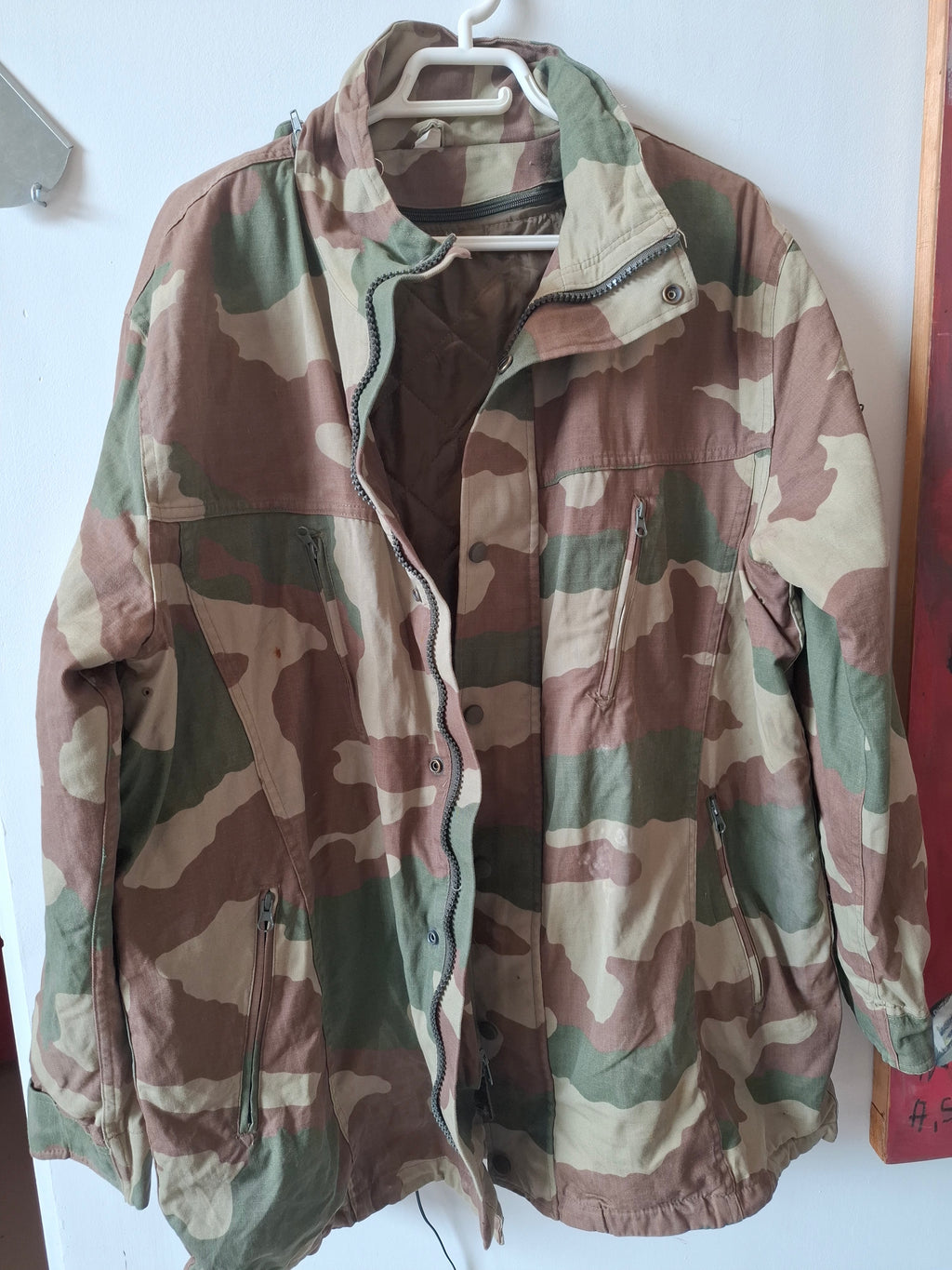 Parka camouflée avec doublure detachable. Occasion très bon état.