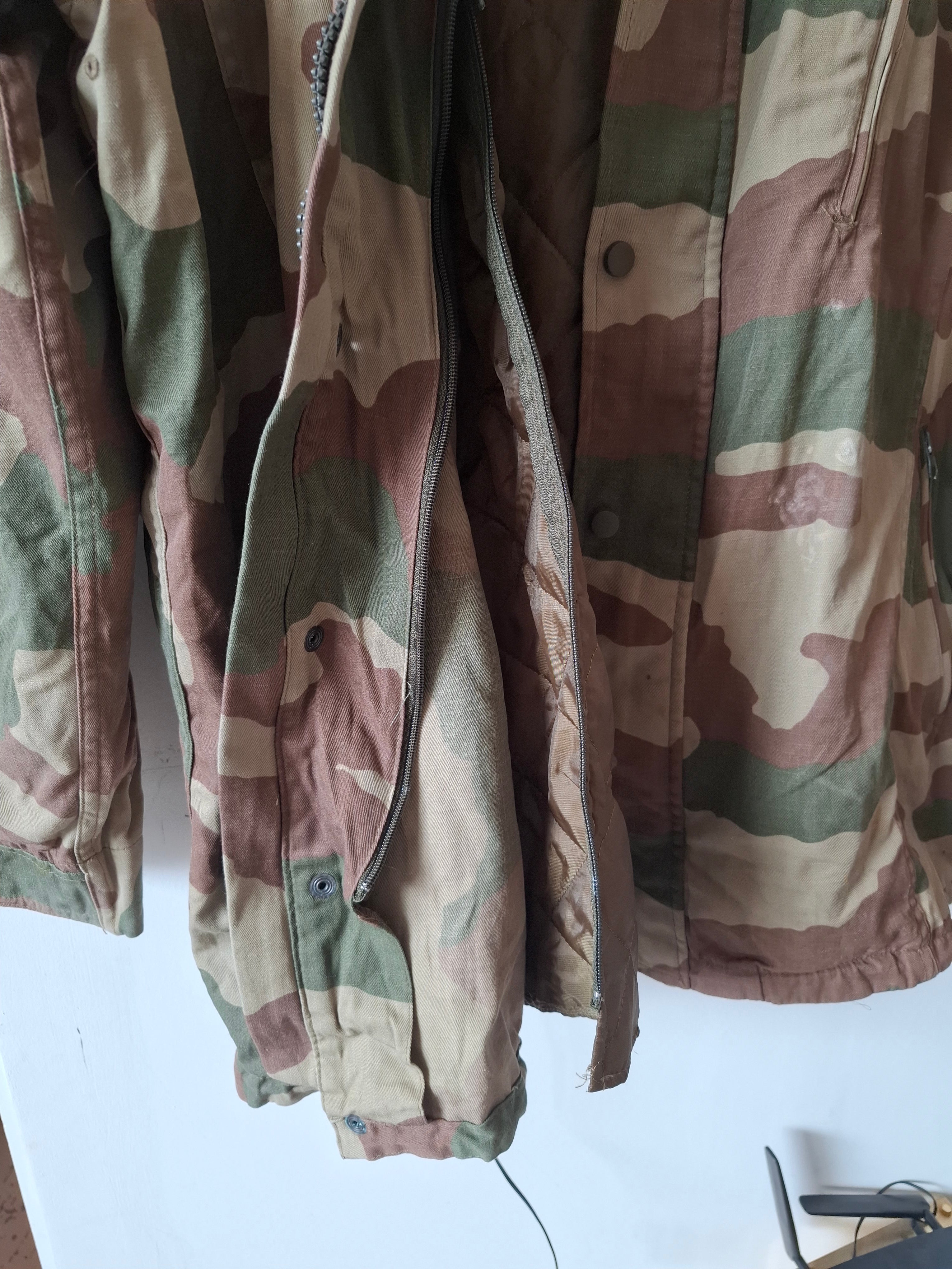 Parka camouflée avec doublure detachable. Occasion très bon état.